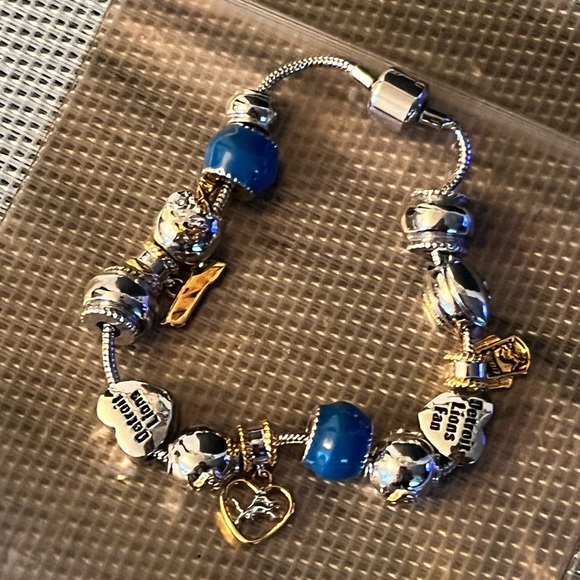 NFL DETROIT LIONS PRE-LOVED BRACELET CHARM FROM THE BRADFORD EXCHANGE - Picture 6 of 17